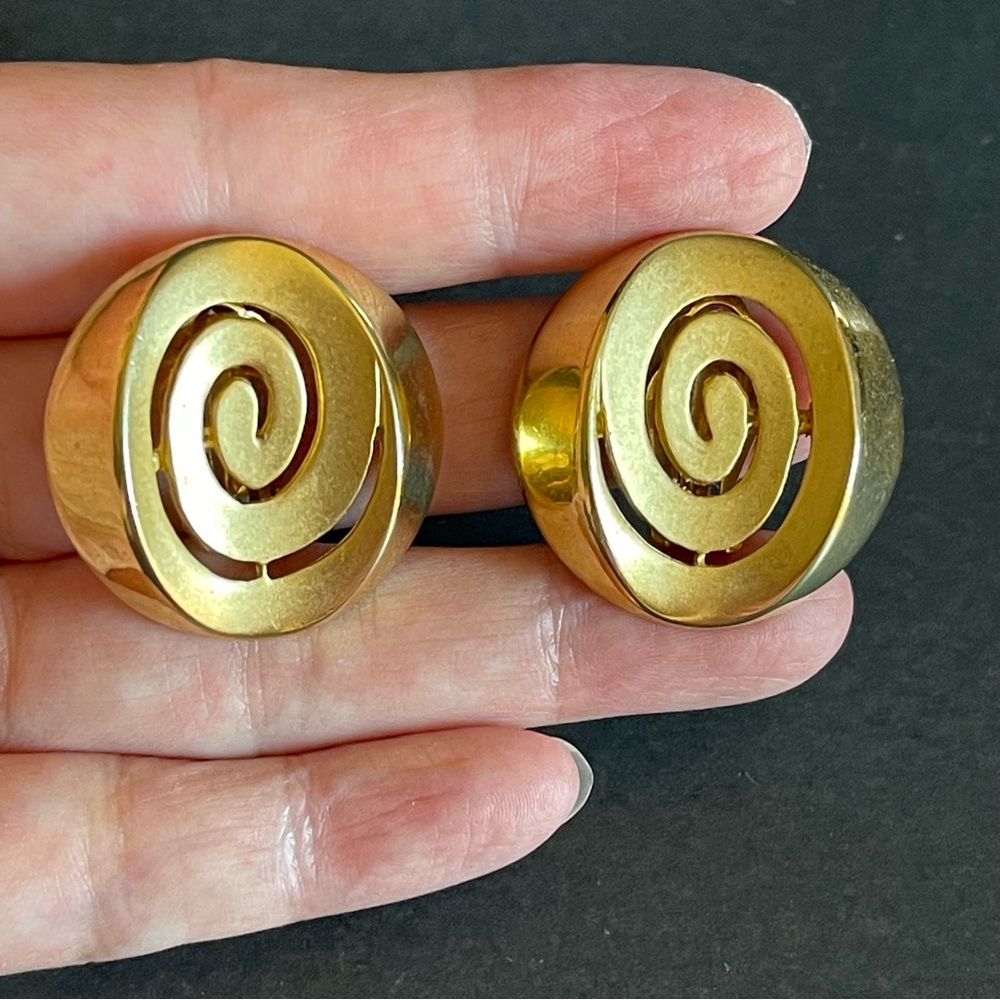 Vintage signed FO swirl clip on earrings.